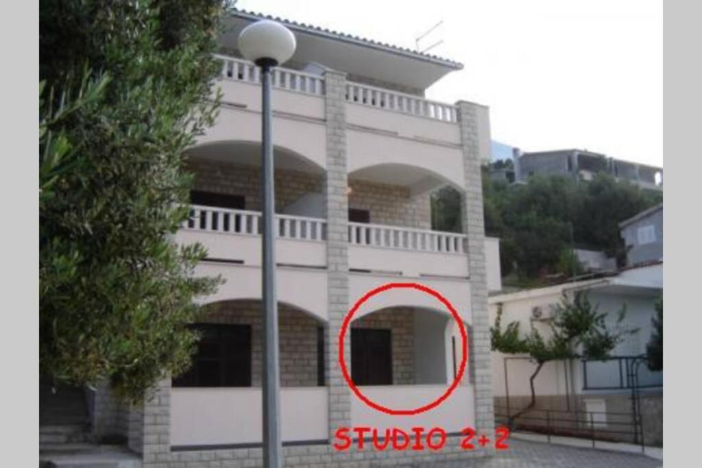Studio Ground Floor With Terace Брела Екстериор снимка